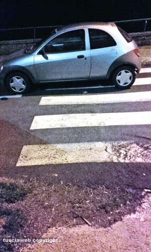 Capranica - Via Romana - Auto parcheggiata sulle strisce
