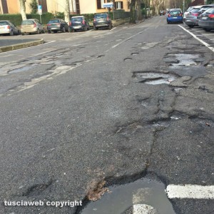 Viterbo - Buche a piazza Crispi