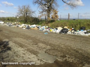 Viterbo - Discarica a cielo aperto su Sp Acquarossa