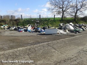Viterbo - Discarica a cielo aperto su Sp Acquarossa