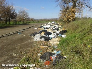 Viterbo - Discarica a cielo aperto su Sp Acquarossa