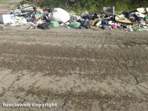 Viterbo - Discarica a cielo aperto su Sp Acquarossa
