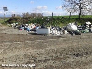 Viterbo - Discarica a cielo aperto su Sp Acquarossa
