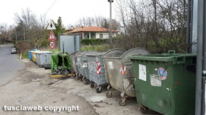 Vetralla - Incendiata campana per la raccolta del vetro