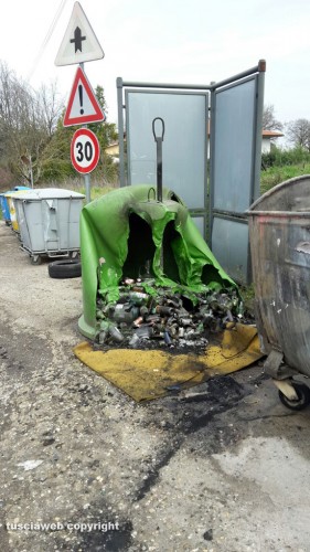 Vetralla - Incendiata campana per la raccolta del vetro