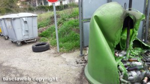Vetralla - Incendiata campana per la raccolta del vetro