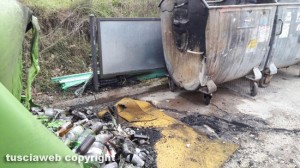 Vetralla - Incendiata campana per la raccolta del vetro
