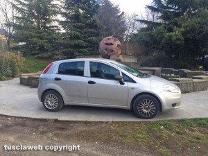 Viterbo - Parcheggio selvaggio sulla fontana a sfera