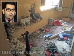Viterbo - Teatro Genio - Gli avvolgi pellicola nella cabina - Nel riquadro l'assessore Giacomo Barelli