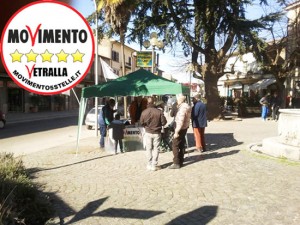 Il banchetto in piazza di Vetralla 5 stelle 