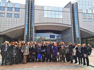 Bruxelles - La cerimonia d'intitolazione a Moro - Foto di gruppo davanti al Parlamento