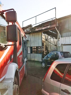 Tarquinia - L'officina andata in fiamme - L'intervento dei vigili del fuoco