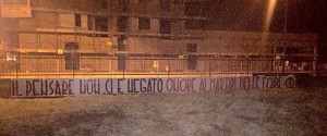 Lo striscione di Blocco Studentesco