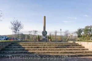 Barbarano Romano- La piazza con il monumento ai caduti