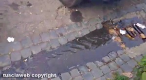 Viterbo - Porta Fiorentina - L'acqua che fuoriesce dall'idrante