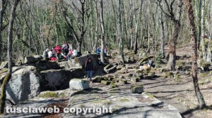 Necropoli di santa Cecilia - Turisti ed escursionisti mangiano sulle tombe