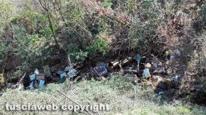 Discarica a cielo aperto nel fosso del Rio
