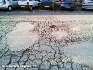 Viterbo - Strada dissestata al parcheggio di fronte al centro commerciale Murialdo