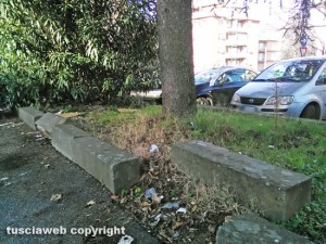 Viterbo - Marciapiede rotto nel parcheggio di fronte al centro commerciale Murialdo