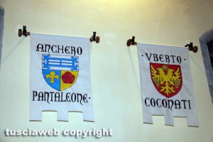 Viterbo - Inaugurazione museo del Conclave - I gonfaloni nella sala del Conclave