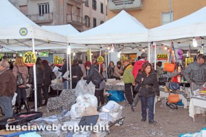 Viterbo - Il mercatino di Forte dei Marmi in piazza della Rocca