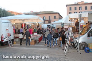 Viterbo - Il mercato di Forte dei Marmi in piazza della RoccaViterbo - Il mercatino di Forte dei Marmi in piazza della Rocca