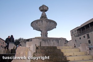 Viterbo - Degrado nella fontana di piazza della Rocca