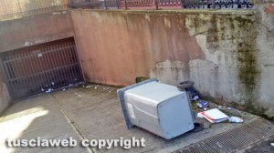 Viterbo - Spazzatura in strada nel quartiere Ellera