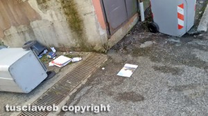 Viterbo - Spazzatura in strada nel quartiere Ellera