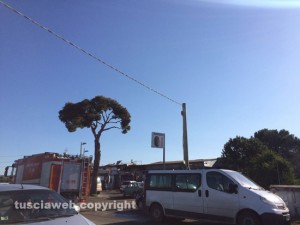 Tarquinia - L'officina distrutta dalle fiamme 