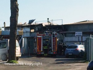 Tarquinia - L'officina distrutta dalle fiamme 