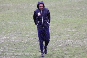 Sport - Calcio - Viterbese - Federico Nofri dirige l'allenamento dei gialloblù, sotto la pioggia battente