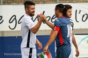 Sport - Calcio - Il saluto tra gli argentini Matias Cuffa e Sebastian Gay, prima del derby tra Viterbese e Flaminia