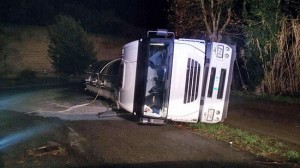 Tuscania - Autoarticolato finisce fuori strada