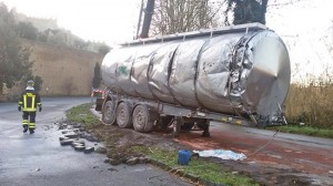 Tuscania - Autoarticolato finisce fuori strada