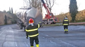 Tuscania - Autoarticolato finisce fuori strada