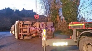 Tuscania - Autoarticolato finisce fuori strada