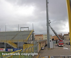 Viterbo - Altoparlante rischia di cadere allo stadio Rocchi - Intervento dei vigili del fuoco
