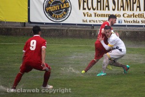 Sport - Calcio - Viterbese - Riccardo Pandolfi contrasta un giocatore del Grosseto