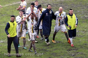 Sport - Calcio - Viterbese - L'esultanza gialloblù dopo la vittoria sul Grosseto, presente anche Bernardo