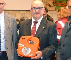 Tarquinia - Nardi con uno dei 3 defibrillatori