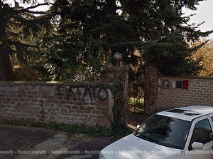 Ronciglione - Via dell'ospedale consorziale - Il cencello del palazzo dove abitava la donna ritrovata nel congelatore
