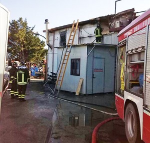 Tarquinia - L'officina andata in fiamme - L'intervento dei vigili del fuoco