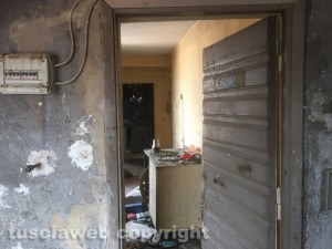 Viterbo - Teatro Genio - La cabina devastata dai piccioni