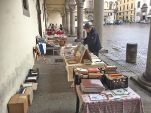 Viterbo - Paper only sotto i portici di palazzo dei Priori 