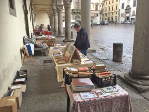 Viterbo - Paper only sotto i portici di palazzo dei Priori 