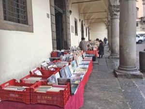 Viterbo - Paper only sotto i portici di palazzo dei Priori 