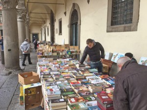 Viterbo - Paper only sotto i portici di palazzo dei Priori