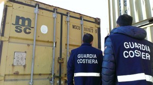 La guardia costiera controlla i container