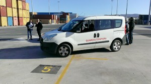 La guardia costiera controlla i container